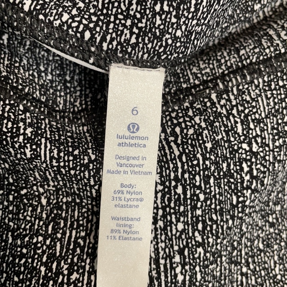 Rare lululemon Black Pattern leggings with Wavy Trim Detail - Picture 8 of 11